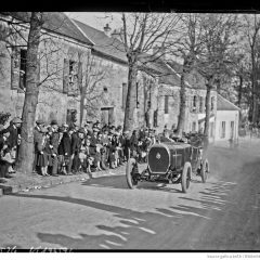 [Sport] BnF. 11-4-26, Château-Thierry, [course de côte automobile et motocycliste,] Piccioni sur Hotchkiss [voiture de sport 3 litres] : [photographie de presse] / [Agence Rol]. département Estampes et photographie, EI-13 (1313).