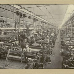Médiathèque du Cateau-Cambrésis. Photographie - Salle du tissage de l’usine Seydoux.