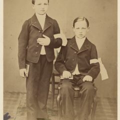[Rimbaud]. Photographie de Rimbaud et de son frère Frédéric. Bibliothèque nationale de France. RESERVE NE-81 (2)-BOITE FOL