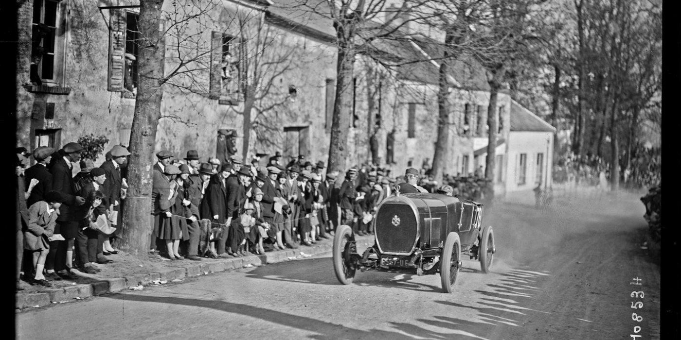 [Sport] BnF. 11-4-26, Château-Thierry, [course de côte automobile et motocycliste,] Piccioni sur Hotchkiss [voiture de sport 3 litres] : [photographie de presse] / [Agence Rol]. département Estampes et photographie, EI-13 (1313).