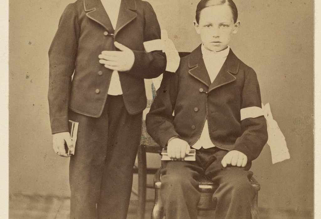 [Rimbaud]. Photographie de Rimbaud et de son frère Frédéric. Bibliothèque nationale de France. RESERVE NE-81 (2)-BOITE FOL