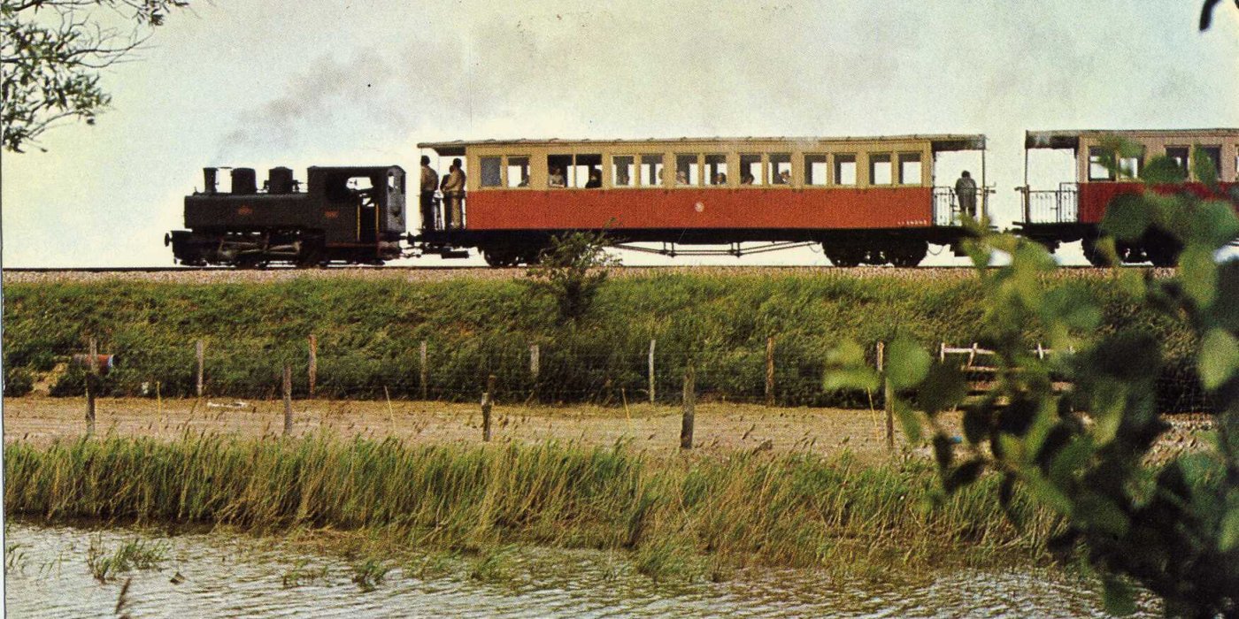 Archives de la Somme. Train en direction de Saint-Valery-sur-Somme. Machine Corpet-Louvet. 8FI6090